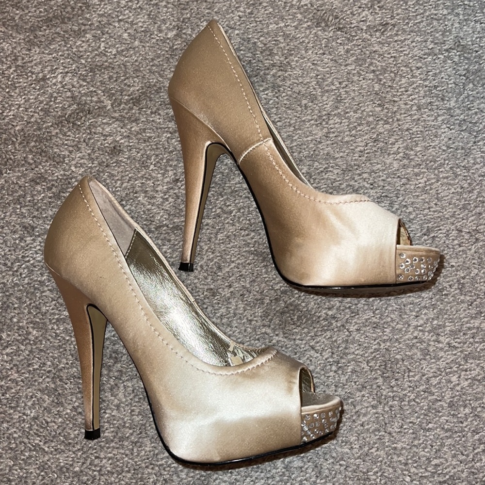 Steve Madden Champagne embellished peep toe pumps size 6 🤍✨